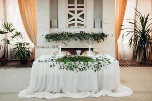 salão de banquetes para casamentos com elementos decorativos foto