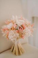 buquê de casamento elegante com flores naturais frescas foto