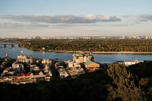 paisagem da cidade de kiev de um ponto alto na moldura do rio foto