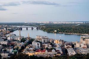 paisagem da cidade de kiev de um ponto alto na moldura do rio foto