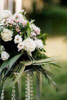 elegantes decorações de casamento feitas de flores naturais foto