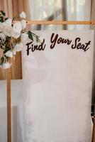 placa de assento para convidados no salão de banquetes foto