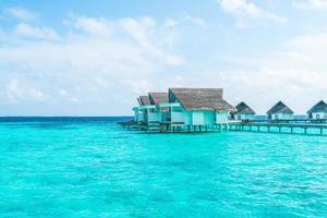 hotel resort tropical das maldivas e ilha com praia e mar para o conceito de férias de férias - impulsione o estilo de processamento de cores foto