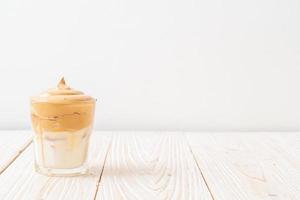 café dalgona gelado, um café batido cremoso e fofo da moda foto