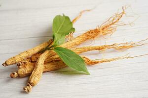 ginseng raízes e verde folha, orgânico natureza saudável Comida. foto