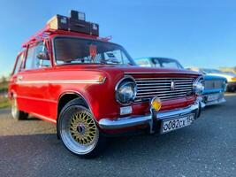 velho soviético carro vaz 2101 kopeika, zhiguli às velho carro. vermelho retro carro vaz 2101 estacionado. meio-dia, novosibirsk, 16.09.2023 foto