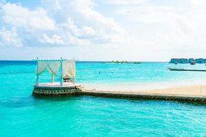 arco branco com resort tropical das Maldivas e fundo do mar foto