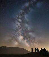 ai gerado. ai generativo - deserto observar as estrelas - cósmico maravilha debaixo a Sombrio deserto céu foto