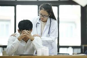 tipo médico oferta uma amoroso gesto para uma doente pessoa durante uma saúde crise. foto