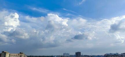 azul céu e branco nuvem Claro verão visualizar, uma ampla branco nuvem é dentro a céu, uma azul céu com nuvens e alguns branco nuvens foto