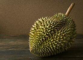 uma durian fruta em uma de madeira mesa foto