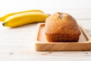 pão de banana caseiro fatiado foto