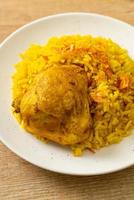 frango biryani ou arroz com curry e frango - versão tailandês-muçulmana do biryani indiano, com arroz amarelo perfumado e frango foto