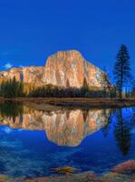 el capitão refletindo dentro trocado rio, yosemite nacional parque, Califórnia, EUA foto