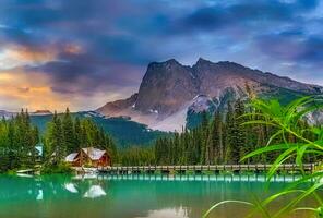 morena lago dentro a rochoso montanhas, alberta, Canadá foto