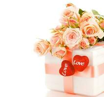 lindo rosas com presente caixa e corações foto