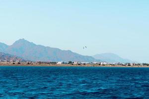 vista do mar de dahab sina egito paisagem mar e montanhas foto