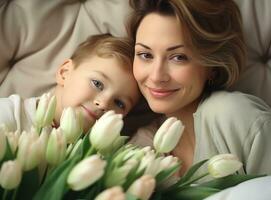 mãe com filho com flores foto