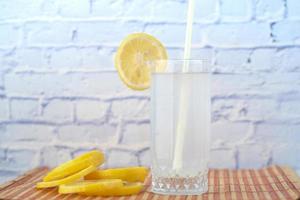 bebida refrescante com limão na mesa foto