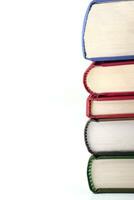 vertical imagem do a espinhos do livros estão arranjado em uma branco fundo. conhecimento, Aprendendo e Educação conceito. foto