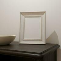 simples minimalista quadro, Armação brincar modelo em pé em a Sombrio de madeira mesa com casa decoração foto