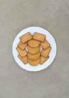 biscoitos em uma branco prato em a chão. foto
