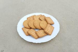 biscoitos em uma branco prato em a chão. foto