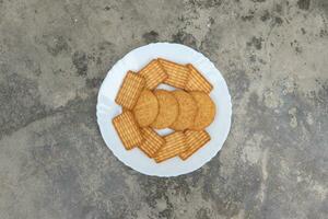 biscoitos em uma branco prato em a chão. foto