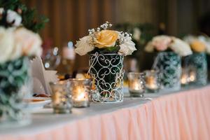 elegantes decorações de casamento feitas de flores naturais foto