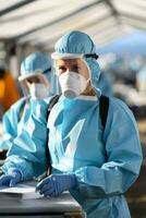 epidemiologistas conduzindo campo pesquisa durante uma pandemia dentro protetora vestem foto