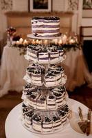 bolo de esponja de casamento festivo com creme de confeiteiro branco