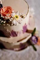 bolo de casamento em um banco de madeira contra um fundo de cachoeira foto