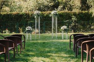 cerimônia de casamento na floresta entre as árvores na pista verde foto