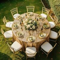 feriado paisagem de mesa, dourado formal jantar mesa contexto, mesa escapar com ouro decoração para Casamento festa e evento celebração, generativo ai foto