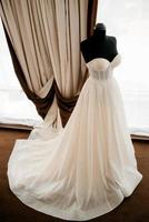 vestido de noiva marfim com cauda foto