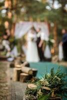 cerimônia de casamento na floresta foto
