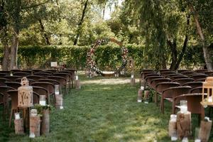 área para cerimônia de casamento, decoração com cadeiras em arco foto