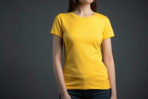 generativo ai. amarelo camiseta brincar em fêmea modelo foto