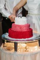 bolo de casamento no casamento dos noivos foto