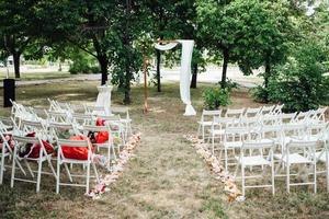 cerimônia de casamento na floresta entre as árvores na pista verde foto