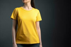 generativo ai. amarelo camiseta brincar em fêmea modelo foto