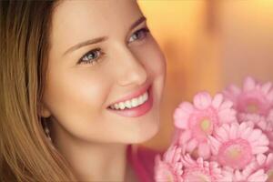 beleza, feriado e nupcial inventar, lindo mulher com Rosa flores ramalhete Como cosméticos, perfume e face cuidados com a pele foto