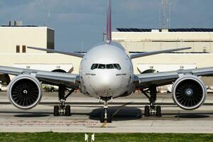 Emirados passageiro avião às aeroporto. cronograma voar viagem. aviação e aeronaves. ar transporte. global internacional transporte. mosca e vôo. saída e levar desligado. foto