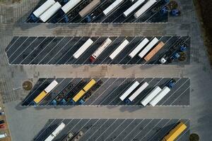 topo Visão do caminhões em estacionamento muitos perto logístico armazém foto