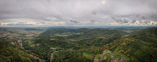 frente voar sobre montanha panorama com outono floresta. montanha Vila foto