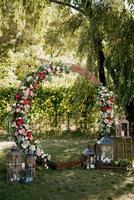 área para cerimônia de casamento, decoração com cadeiras em arco foto