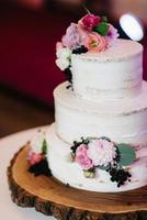 bolo de casamento no casamento dos noivos foto