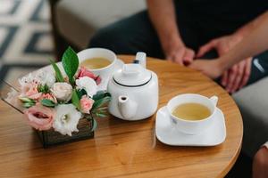 chá bebendo chá preto com xícaras de porcelana e um bule de chá foto