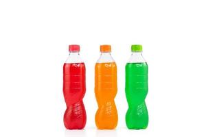 bebidas coloridas isoladas em fundo branco foto