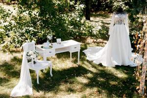 vestido de noiva branco perfeito no dia do casamento foto